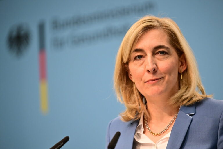 Bundesgesundheitsministerin Nina Warken (CDU): Nennt ihren Krankenkassenkahlschlag „gelebte Frauenpolitik“. (Themenbild)