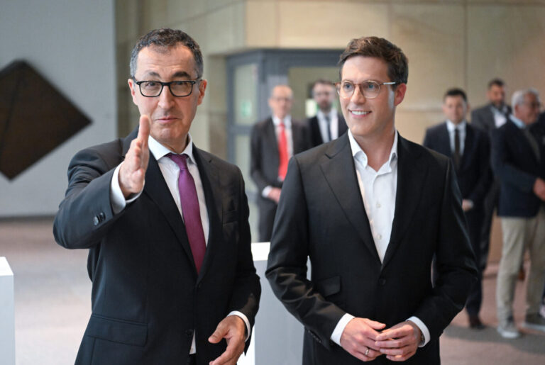 Grünen-Spitzenkandidat Cem Özdemir und CDU-Spitzenkandidat Manuel Hagel wollen noch mehr Kinder in Kitas unterbringen.