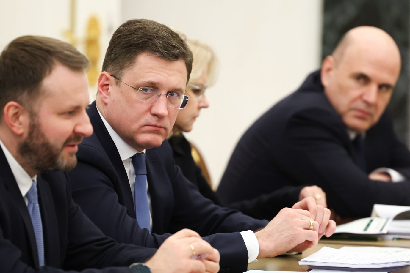 DIESES FOTO WIRD VON DER RUSSISCHEN STAATSAGENTUR TASS ZUR VERFÜGUNG GESTELLT. [RUSSIA, MOSCOW - APRIL 15, 2026: Maxim Oreshkin, Deputy Chief of Staff of the Russian Presidential Executive Office, Russia's Deputy Prime Minister Alexander Novak (L-R), and Prime Minister Mikhail Mishustin (R) attend a meeting on economic issues held by Russian President Vladimir Putin at the Moscow Kremlin. Alexander Kazakov/Russian Presidential Press and Information Office/TASS]. Zu sehen ist Russlands Vize-Premier.