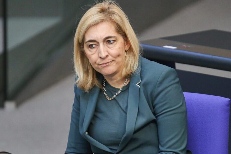 Gesundheitsministerin Nina Warken hat nun mit Widerstand aus der eigenen Fraktion gegen ihre Reformpläne zu kämpfen.