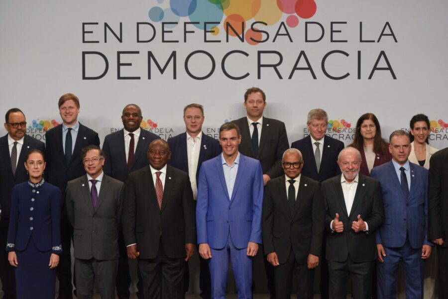 Lars Klingbeil (zweite Reihe in der Mitte) beim Treffen sozialistischer Staats- und Regierungschef am Sonnabend in Barcelona.