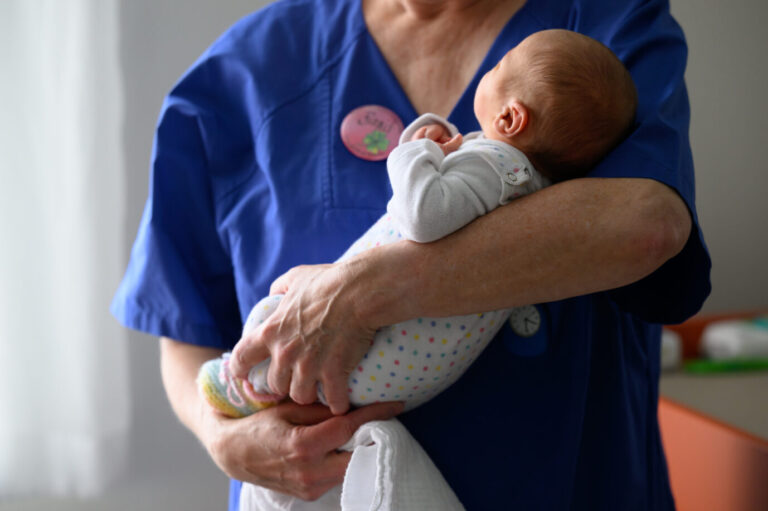 Eine Kinderkrankenschwester hält ein Neugeborenes nach dem Wiegen auf der Neugeborenenstation im DRK-Krankenhaus Chemnitz in den Armen. Die Geburten sind auch 2025 wieder gesunken.