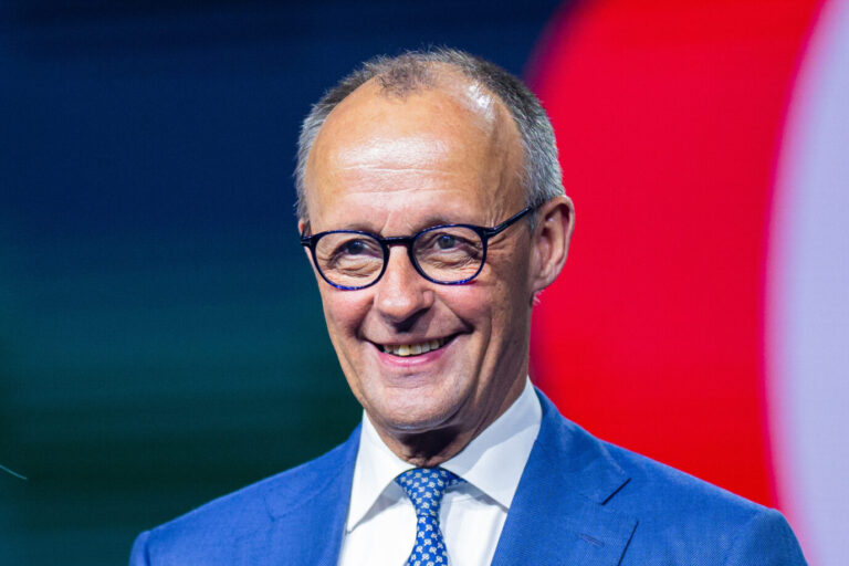 20.04.2026 - Hannover Messe, Tag 1: Bundeskanzler Friedrich Merz (CDU) nach seiner Rede im Center Stage. Foto: Noah Wedel