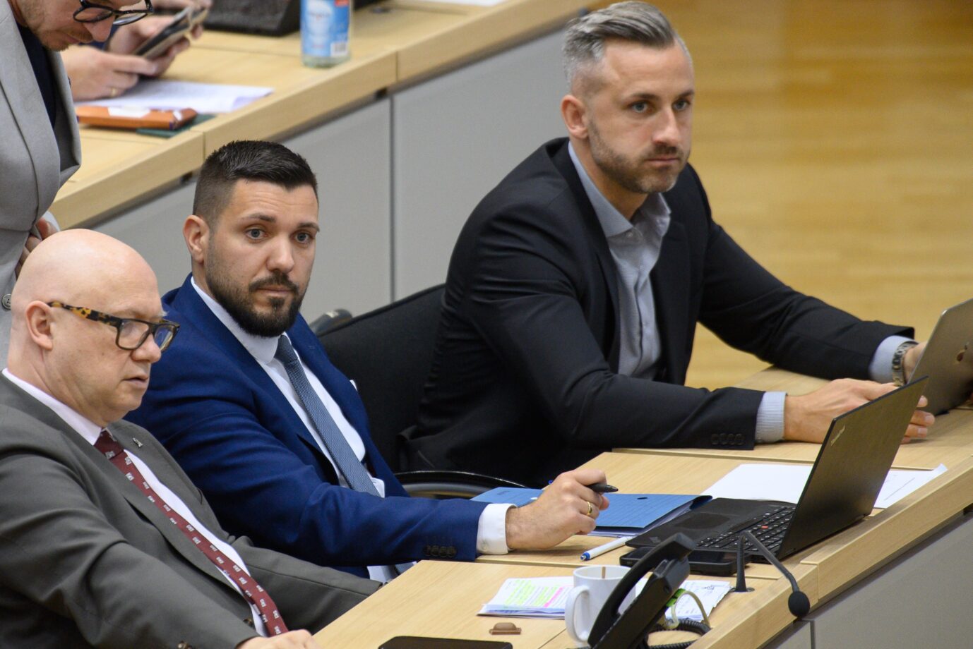 Entsetzen auf der Oppositionsbank: Die AfD-Fraktionsführung Oliver Kirchner, Tobias Rausch und Ulrich Siegmund (v.l.n.r.).