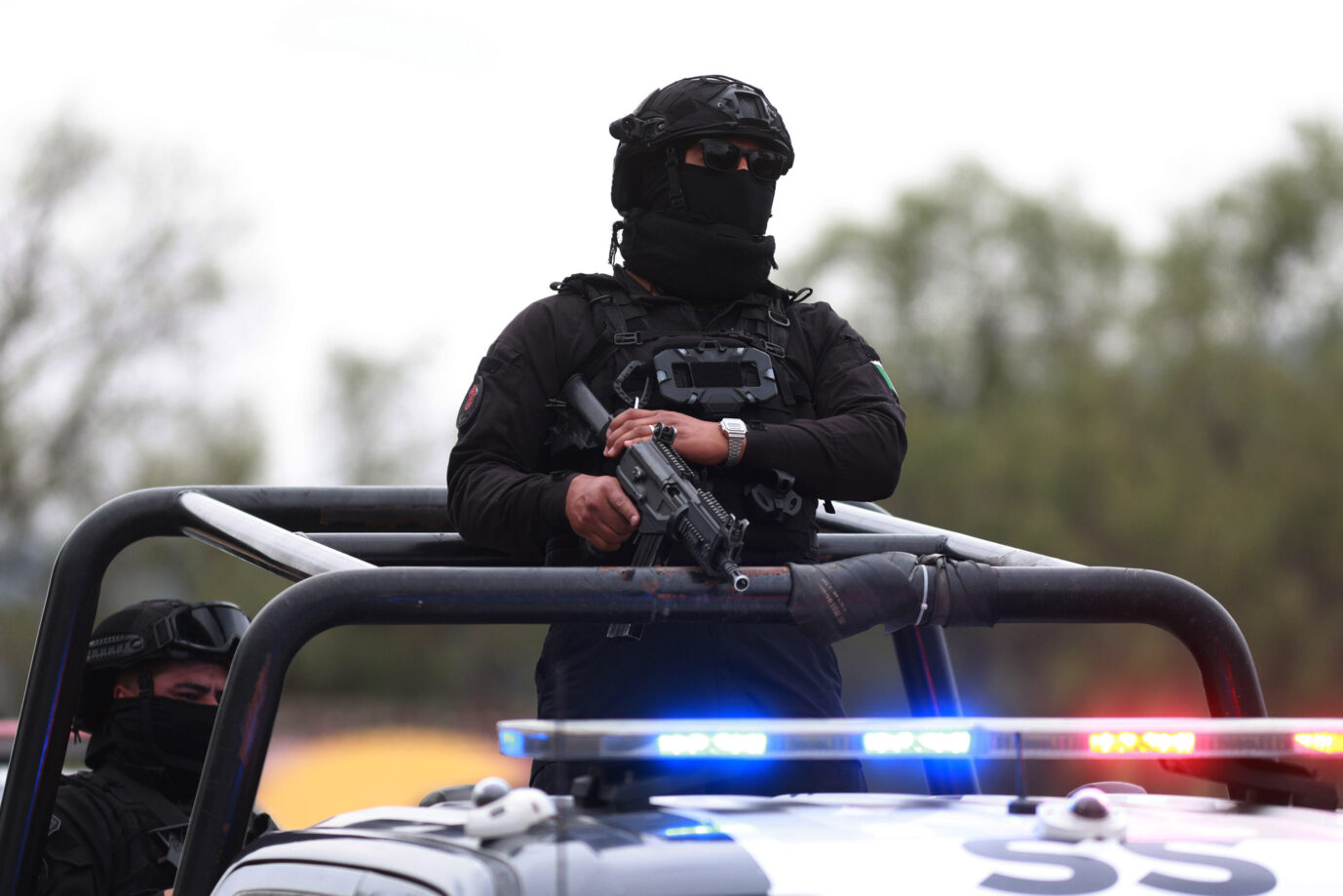 Polizeikräfte sicher einen Tatort in Mexiko: Die Debatte um die Sicherheitslage vor der WM verstummt nicht.