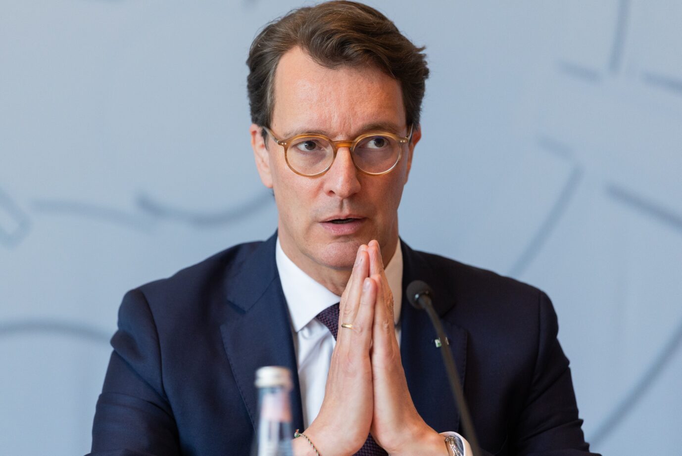 Beten für die SPD? NRW-Ministerpräsident Hendrik steht wegen des Einbruchs der Sozialdemokraten unangefochten da.