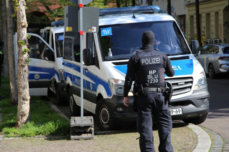 Polizisten bei der Razzia gegen mutmaßliche Schleuser in Leipzig: Einige Syrer sollen bereits mittels Passbetrug ins Land gekommen sein. (Themenbild)