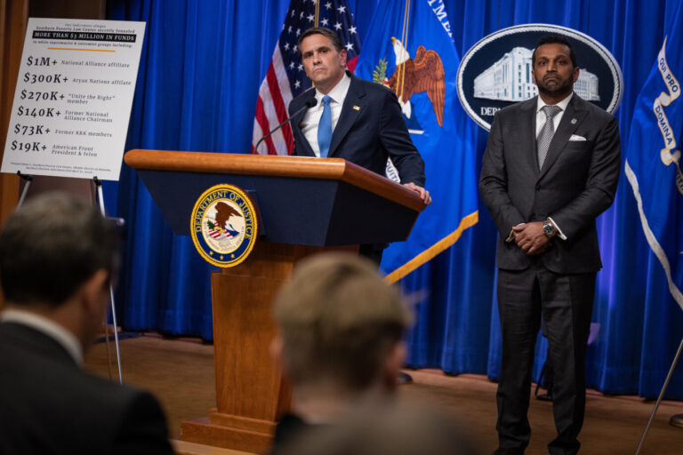 Das Bild zeigt den US-Generalstaatsanwalt Todd Blanche und den FBI-Direktor Kash Patel. Sie erheben Anklage gegen eine linke US-NGO.