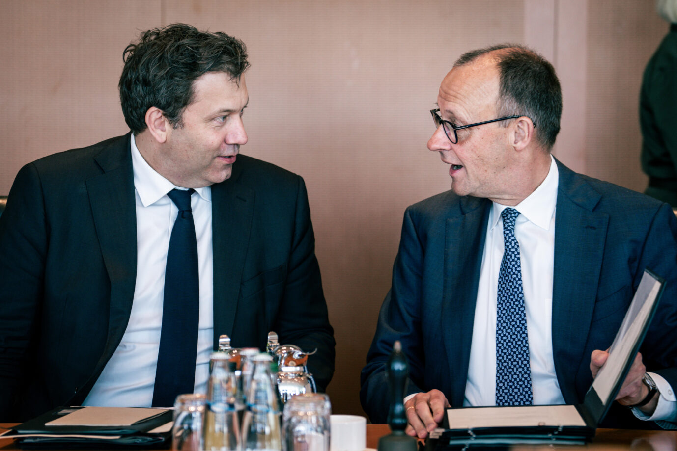 Finanzminister Lard Klingbeil (SPD) mit Bundeskanzler Friedrich (Merz): Die Richtlinienkompetenz liegt beim Vizekanzler: Schulden statt Sparen