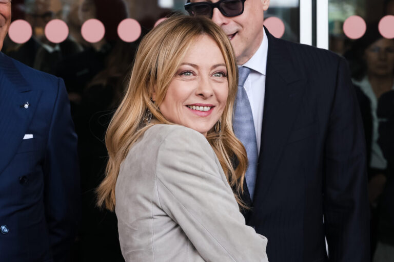 Italiens Ministerpräsidentin Giorgia Meloni lassen die Beleidigungen aus Washington und Moskau kalt.