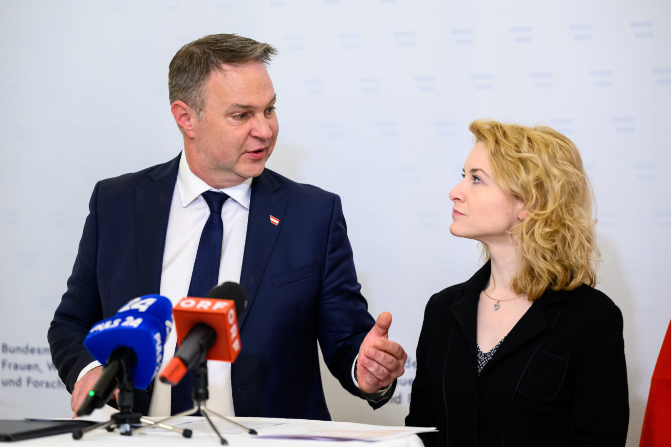 Pumpen weiter Steuergeld in die linke NGO Zara: Vizekanzler Andreas Babler (SPÖ) und Frauenministerin Eva-Maria Holzleitner (SPÖ). Foto: picture alliance / MAX SLOVENCIK / APA /