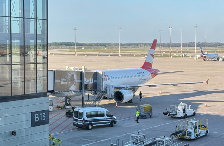 Ein Flugzeug A320 der Austrian Airlines, steht am Terminal am Flughafen BER. In dem Flugzeug am Berliner Hauptstadtflughafen ist es zu einem Vorfall mit einem abgelehnten Asylbewerber gekommen. In den hinteren Reihen begann der Mann zu randalieren und wurde von den ihn begleitenden Polizisten aus dem Flieger geleitet, wie ein dpa-Reporter berichtete. Durch das Gerangel sei an der Vordertür des A320 die Notrutsche ausgelöst worden.