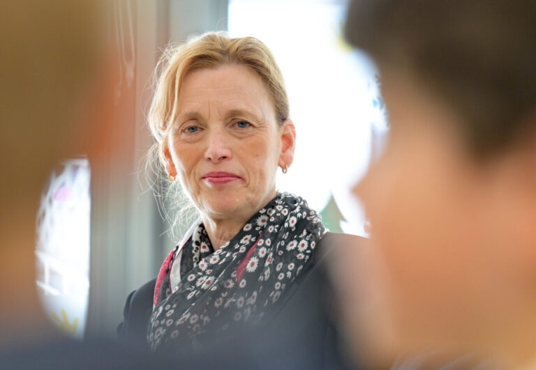 Bundesfamilienministerin Karin Prien (CDU): Das "Demokratie leben!"-Fördergeld soll anders verteilt werden und nicht schrumpfen. picture alliance/dpa | Malin Wunderlich
