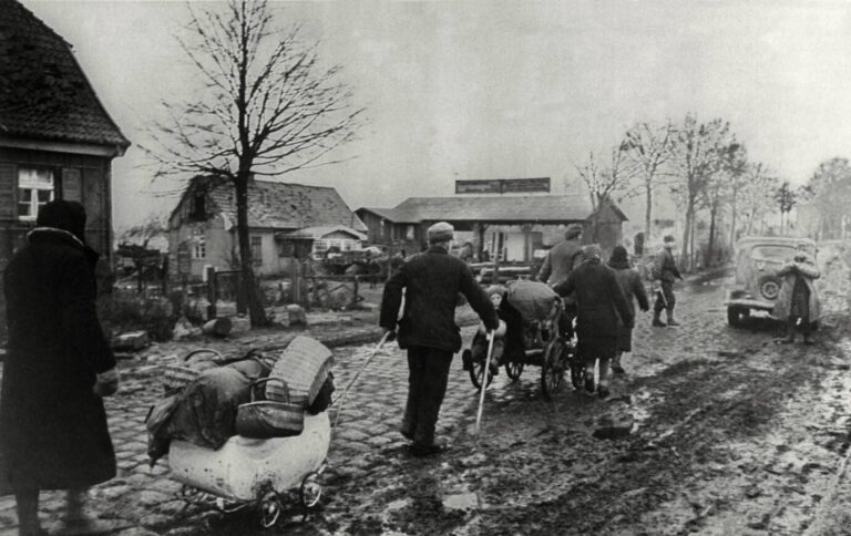 Flucht aus den deutschen Ostgebieten (undatiert). Foto: picture alliance / akg-images | akg-images. Die Vertriebenen spielen kaum noch eine Rolle.