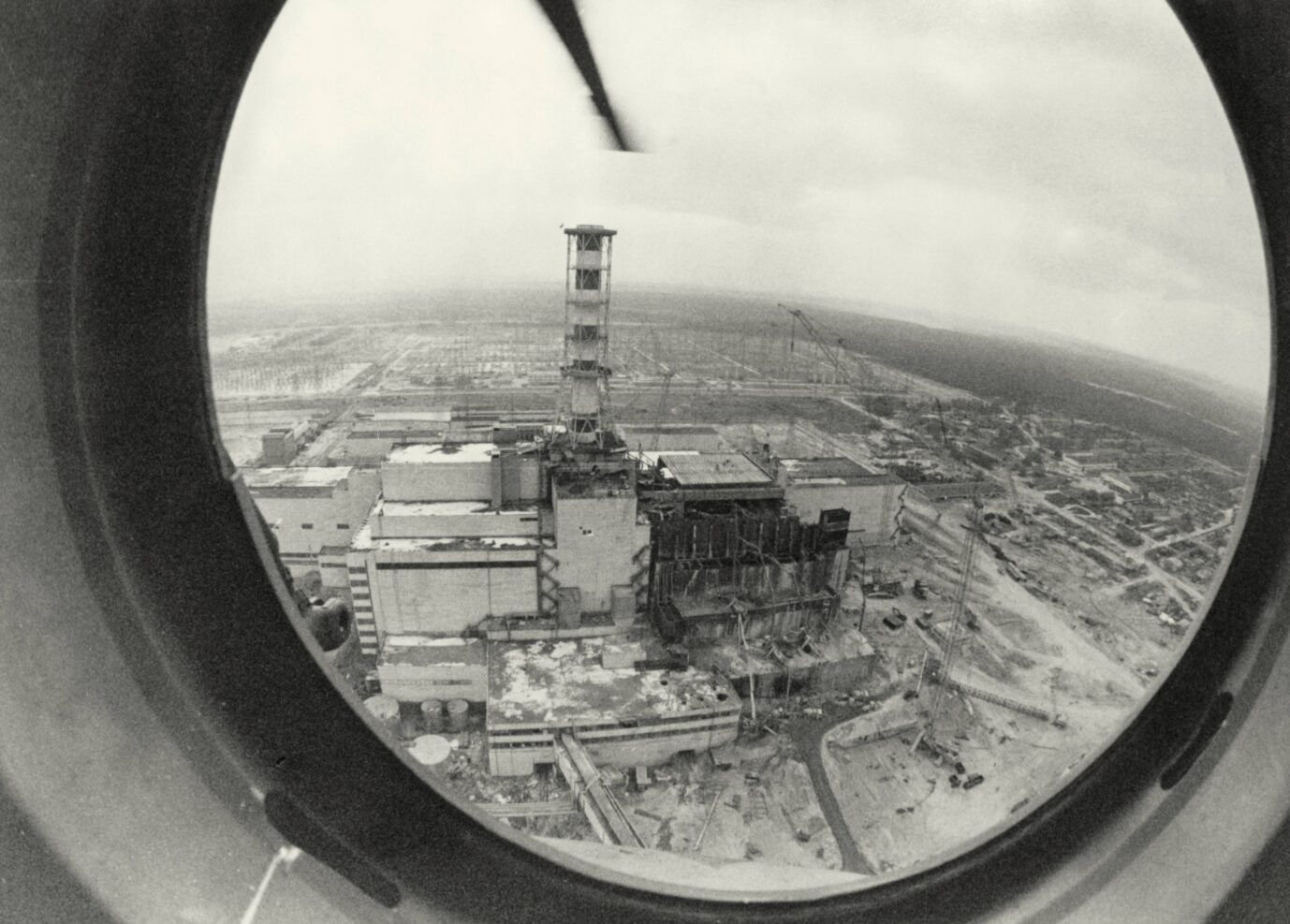Aus der Luft wird versucht, den Atomreaktor in Tschernobyl abzusichern.