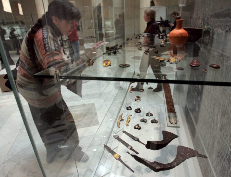 Eine Russin in Russland betrachtet Exponate der Ausstellung „Die Merowingerzeit“ im Puschkin-Museum in Moskau (Montag, 12. März 2007). Gezeigt werden Objekte aus russischen und deutschen Museen sowie Gegenstände, die nach dem Zweiten Weltkrieg aus deutschen Museen geraubt wurden. EPA/SERGEI CHIRIKOV +++(c) dpa - Report+++