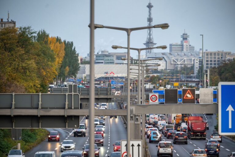 Die Autobahn A100 in Berlin.