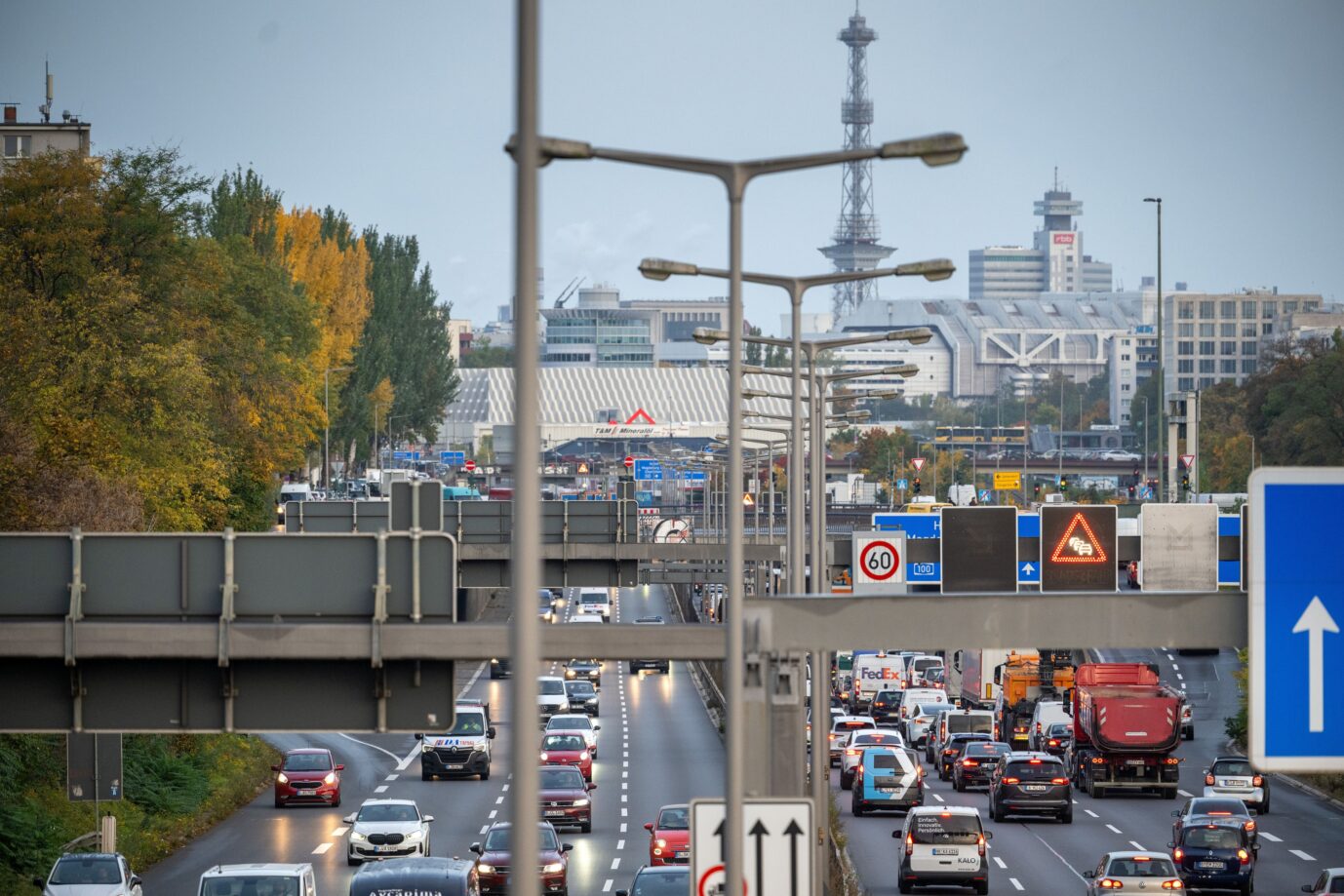 Die Autobahn A100 in Berlin.