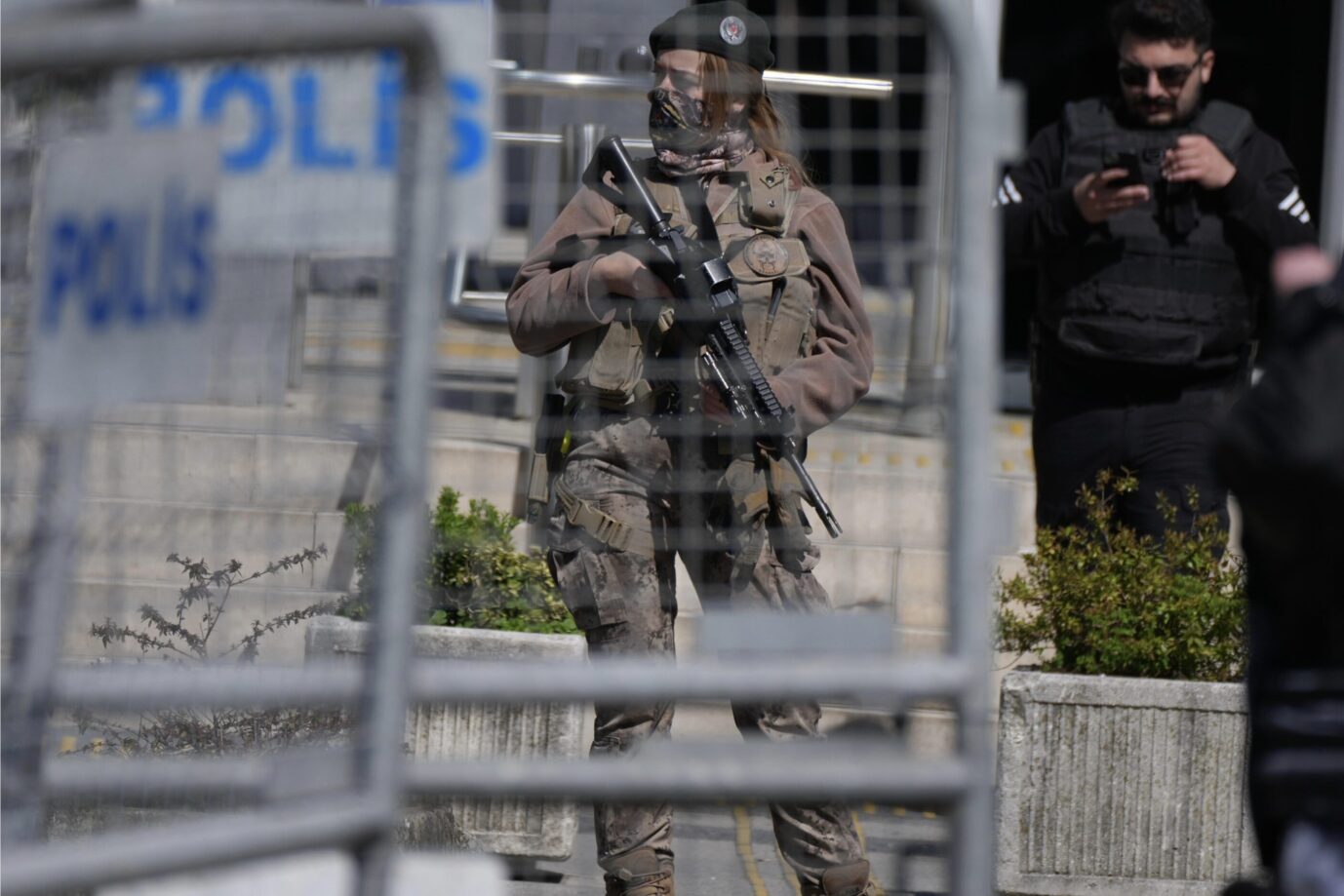 Eine Frau mit Sturmgewehr steht vor dem israelischen Konsulats in Istanbul – vor zwei Tagen hatten dort IS-Kämpfer das Feuer eröffnet