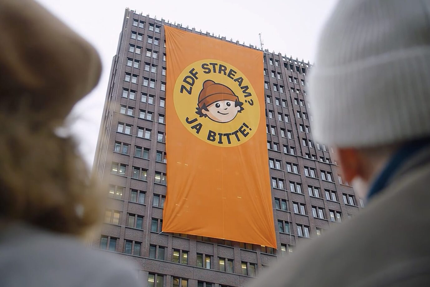 Ein Banner des ZDF-„Stream-Teams“ am Potsdamer Platz. (Themenbild)
