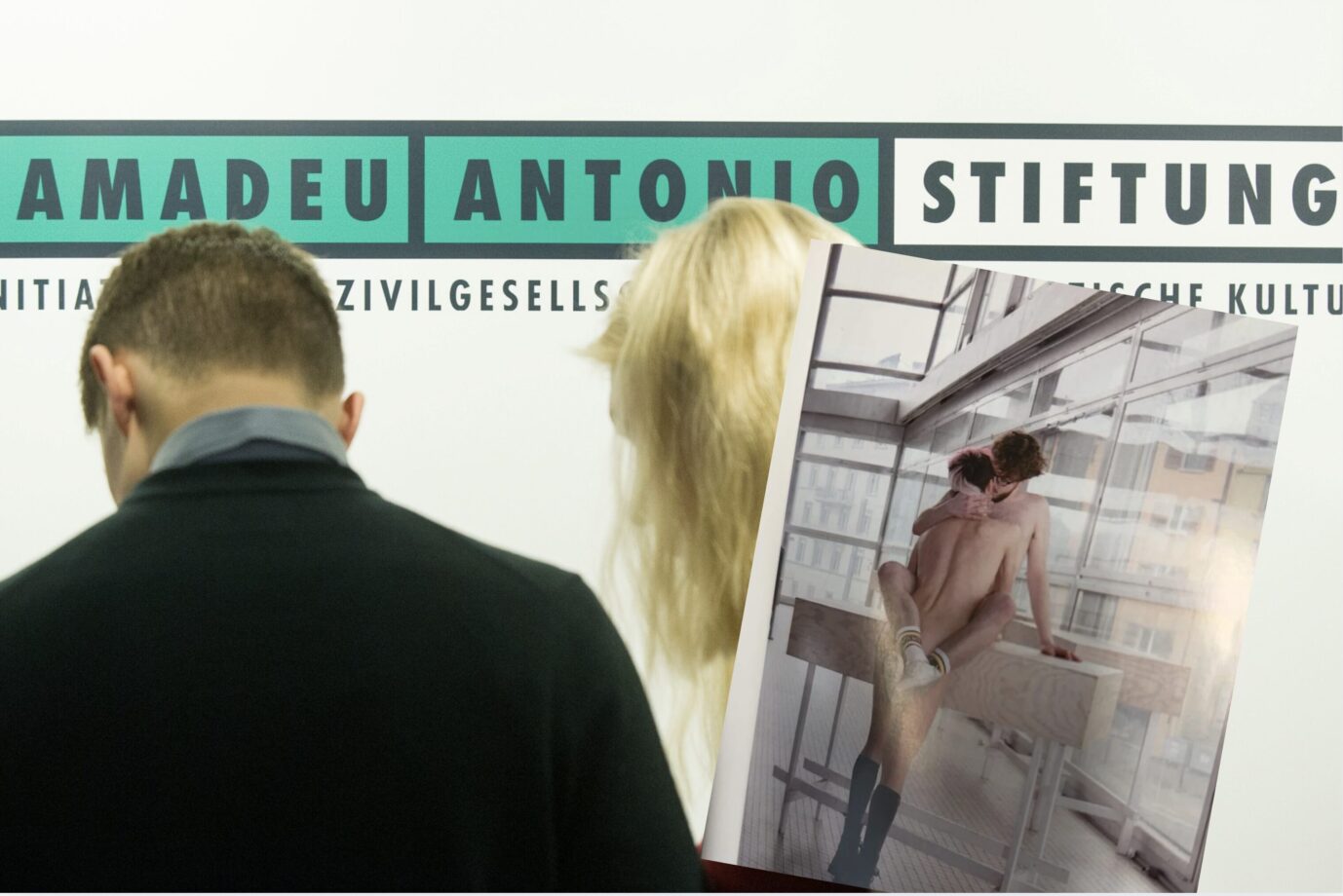 Das Bild zeigt das Logo der Amadeu Antonio Stiftung und einen Ausschnitt aus einem homosexuellen Porno. Aktuell gibt es einen Skandal an einer sächsischen Schule, wo linksextreme Frauen Minderjährigen Pornos gezeigt haben.