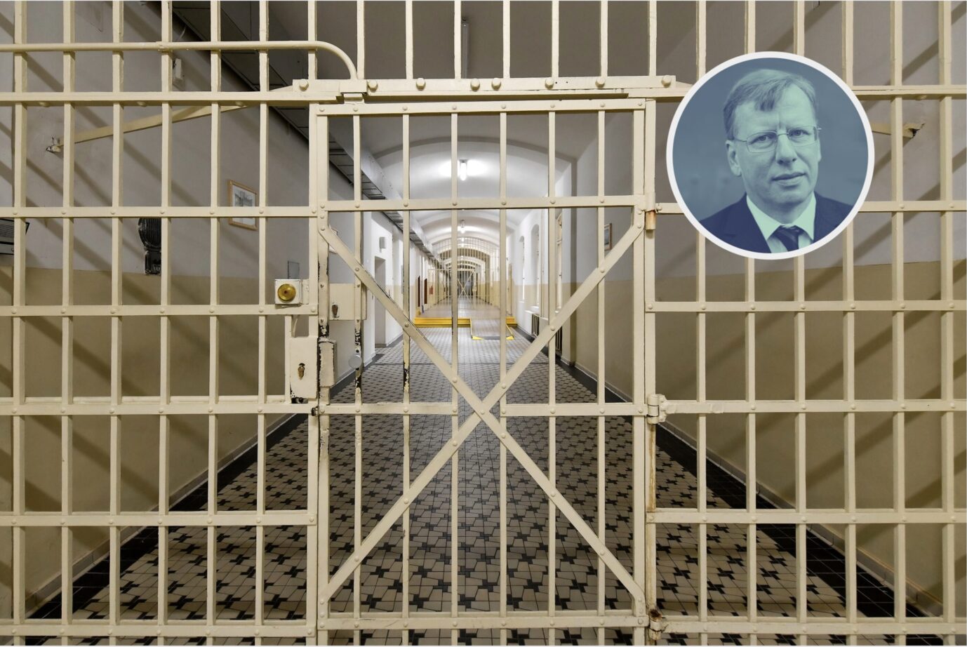 Man sieht die tristen Gefängnisgitter einer Haftanstalt in Tschechien – Symbolbild für den Mangel an Meinungsfreiheit – darüber schwebt das Porträtbild des Autors Thorsten Hinz