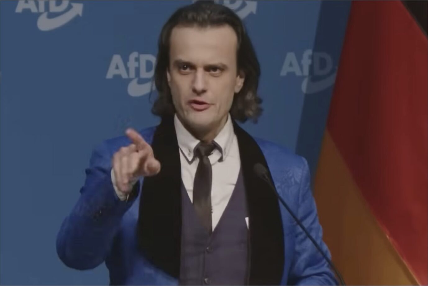 Der bald mutmaßlich ehemalige AfD-Politiker Alexander Eichwald schüttelt seinen Zeigefinger und spricht theatralische Worte – deswegen fliegt er jetzt aus de AfD