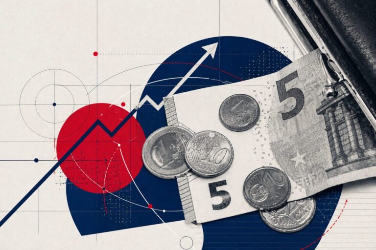 Ein Fünf-Euroschein liegt neben Münzen: In Deutschland nehmen die Steuern zu