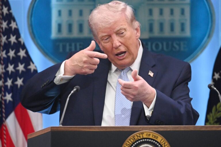 US-Präsident Donald Trump bei einer Pressekonferenz im Weißen Haus. Dem Iran droht er mit einer totalen Vernichtung.