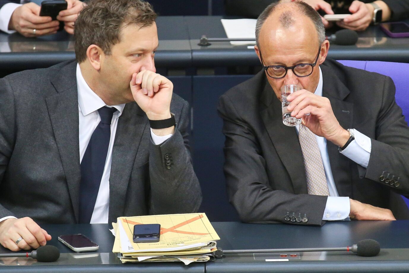 Bundeskanzler Friedrich Merz (CDU) und Lars Klingbeil (SPD) im Deutschen Bundestag: drückten das Schuldenpaket durch namens „Sondervermögen“. Foto: IMAGO / dts Nachrichtenagentur