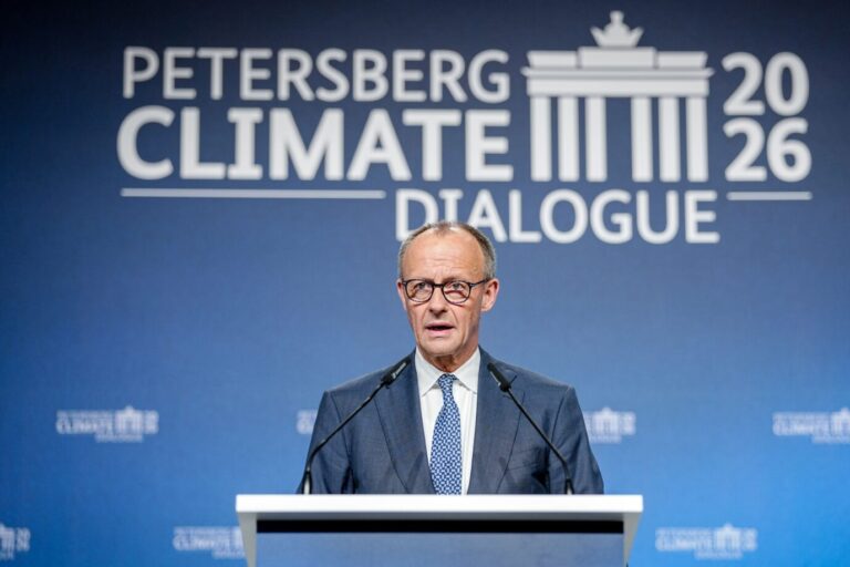 Bundeskanzler Friedrich Merz (CDU): hält seine Eröffnungsrede beim Petersberger Klimadialog. Foto: picture alliance/dpa | Kay Nietfeld