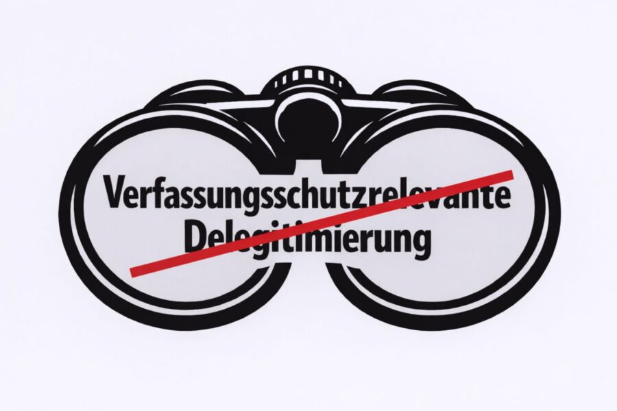 Ein Fernglas mit dem Schriftzug „Verfassungsschutzrelevante Delegitimierung“