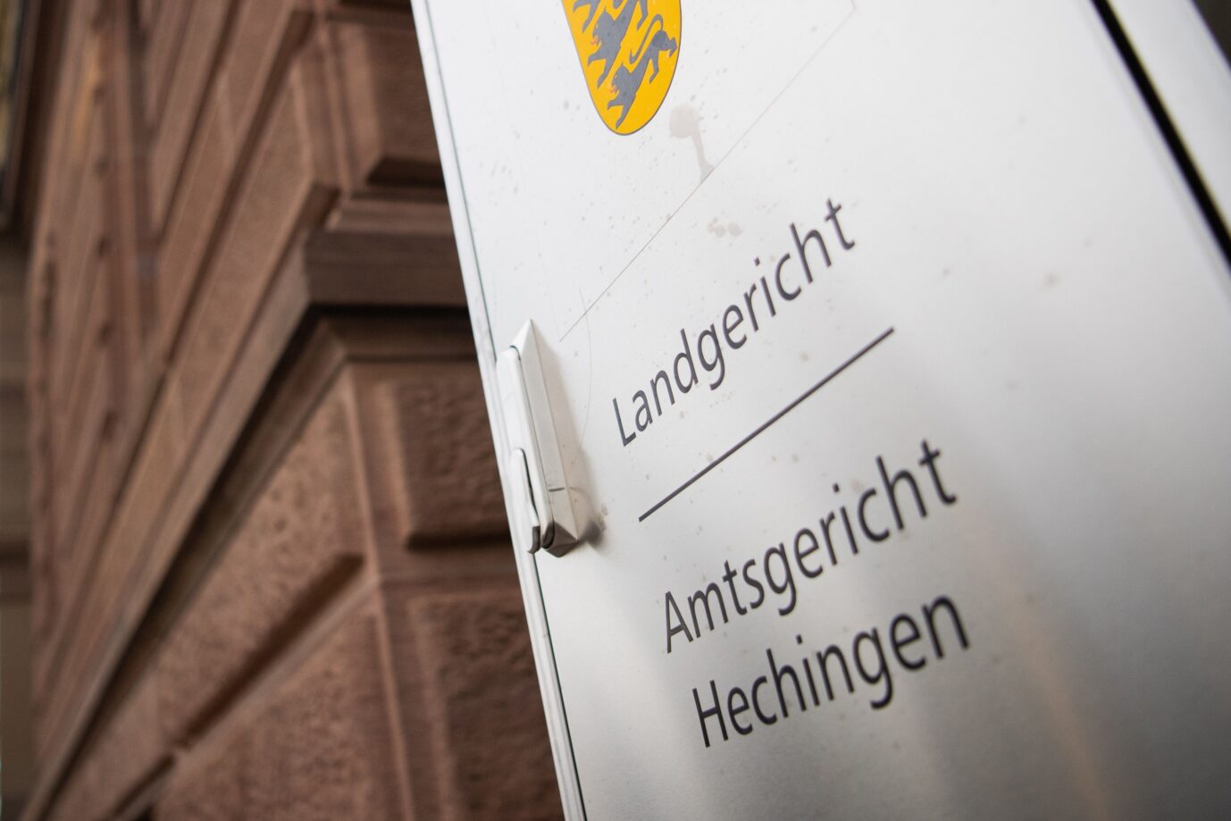 Das Bild zeigt das Landgericht Hechingen. Hier läuft gerade ein Prozess gegen einen gewalttätigen AfD-Hasser.