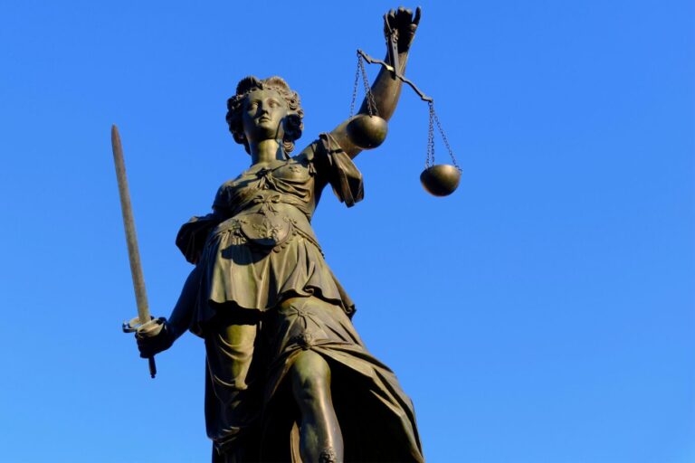 Das Bild zeigt eine Justizia-Statue. Ein Mörder darf jetzt in die Türkei abgeschoben werden. Das Bild ist ein Symbolbild.