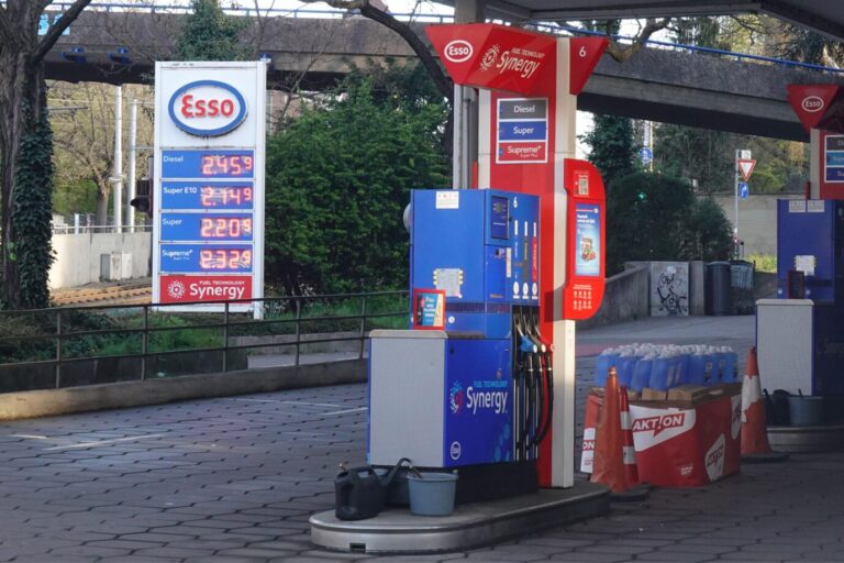 Das Bild zeigt eine Tankstelle und dient als Symbolbild für den CO2-Preis.