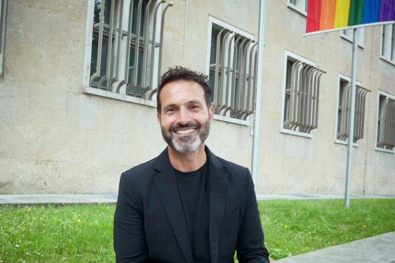 Alfonso Pantisano (SPD), Queerbeauftragter von Berlin, aufgenommen vor dem Polizeipräsidium in Berlin-Tempelhof. Er hat einen Journalistenpreis gewonnen.