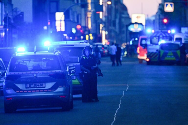 Das Bild zeigt einen Einsatz der Polizei in Berlin.