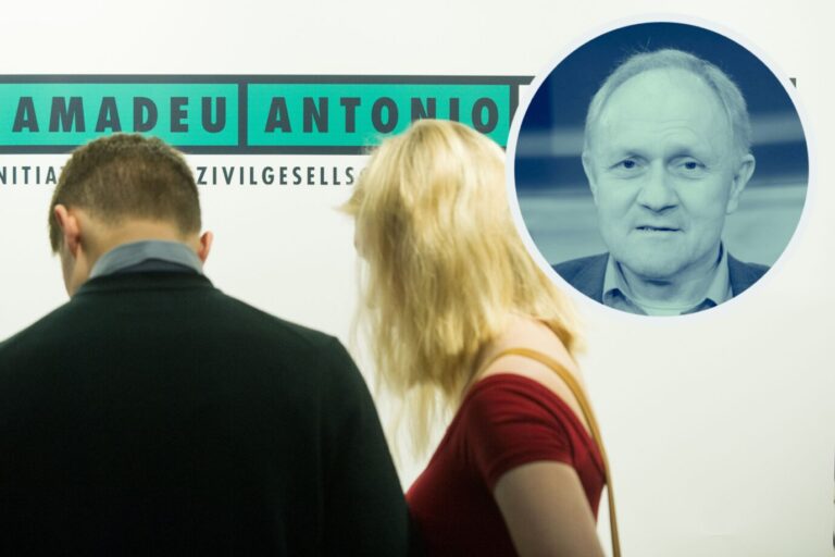 Das Bild zeigt das Logo der NGO Amadeu Antonio Stiftung. Diese Organisation verbreitet Linksextremismus an Schulen.