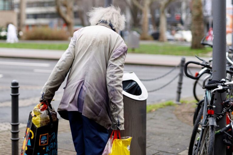 Das Bild zeigt einen Flaschensammler und ist ein Symbolbild für einen Text über die Rente und Pensionen.