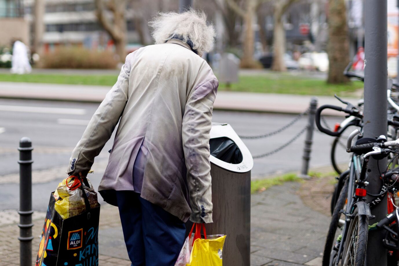Das Bild zeigt einen Flaschensammler und ist ein Symbolbild für einen Text über die Rente und Pensionen.
