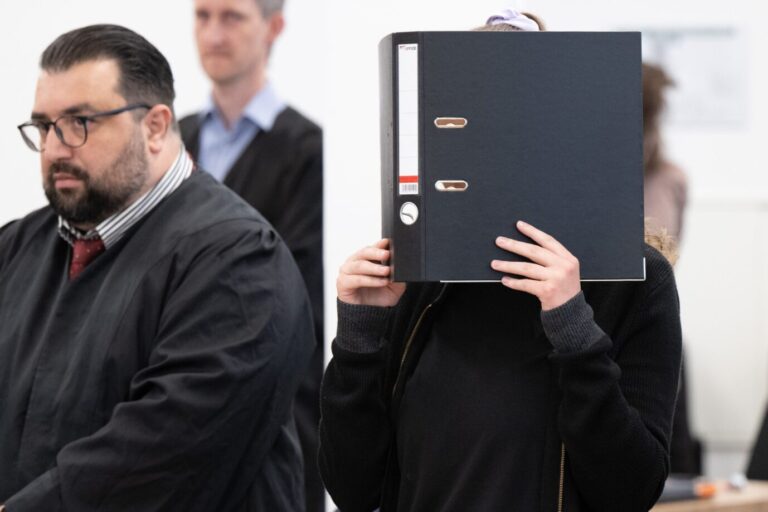 Das Bild zeigt die verurteilte Linksterroristin Lina E. im Oberlandesgericht Dresden.