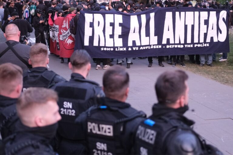 Teilnehmer einer linksextremen Demonstration mit Transparenten, u.a. mit einem Transparent "Free all Antifas". Anlass ist die Verurteilung der Linksextremstin Lina E. vor dem sächsischen Oberlandesgericht wegen Angrifffen auf Rechtsextreme.