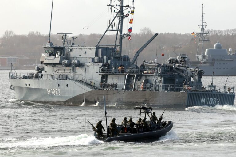 Das Minenjagdboot „Bad Bevensen“ mit Verteidigungsminister Pistorius (SPD) an Bord fährt zu einem Manöver in der Eckernförder Bucht auf die Ostsee. Pistorius ist zu seinem Antrittsbesuch bei der Marine auf dem Marinestützpunkt Eckernförde.