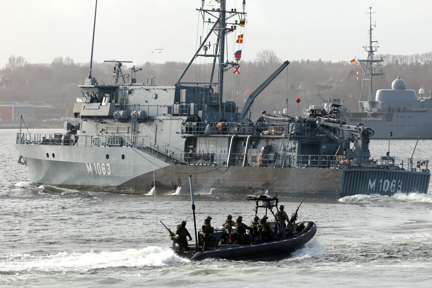 Das Minenjagdboot „Bad Bevensen“ mit Verteidigungsminister Pistorius (SPD) an Bord fährt zu einem Manöver in der Eckernförder Bucht auf die Ostsee. Pistorius ist zu seinem Antrittsbesuch bei der Marine auf dem Marinestützpunkt Eckernförde.