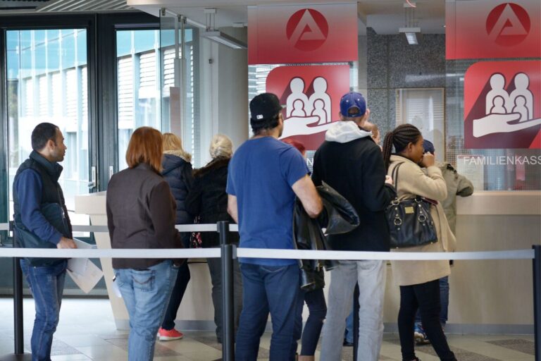 Das Bild zeigt eine Schlange vor dem Arbeitsamt in Essen. Viele Leistungsempfänger kommen nicht in sozialversicherungspflichtigen Jobs unter, wie aktuelle Zahlen zeigen.
