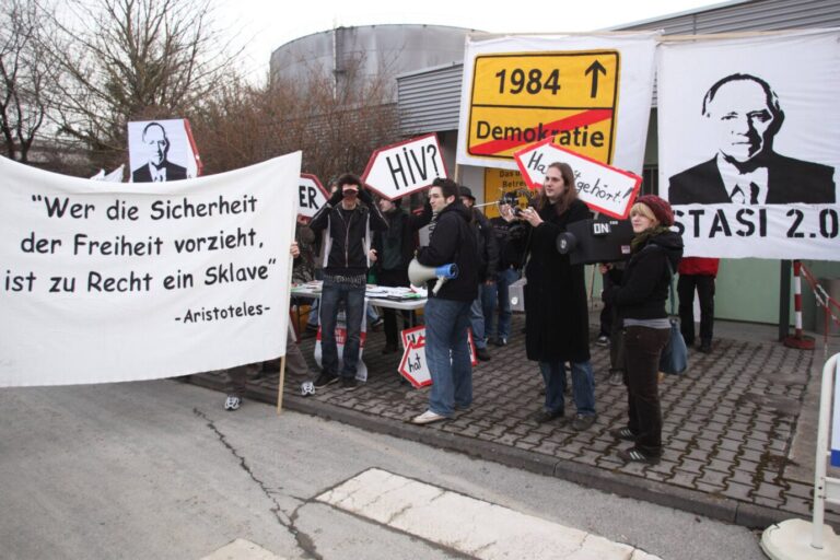 Teilnehmer einer Protestaktion gegen den Überwachungsstaat anlässlich des Politischen Aschermittwochs in Mainz neben einem Transparent mit dem Konterfei von Innenminister Wolfgang Schäuble. Die Debatte über die Speicherung von IP-Adressen ist neu entfacht worden.