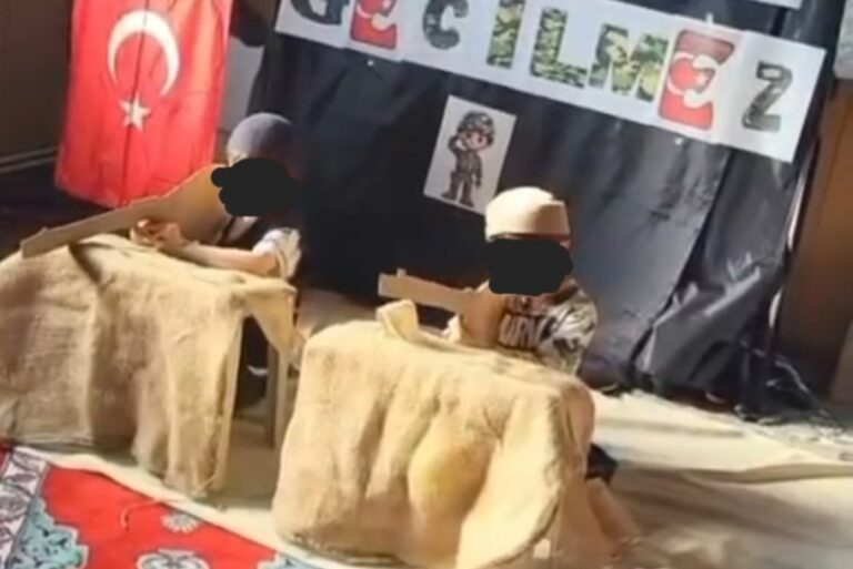 Kinder mit Holzgewehren und türkischer Fahne: Szene aus dem Video der Ditib-Moschee.