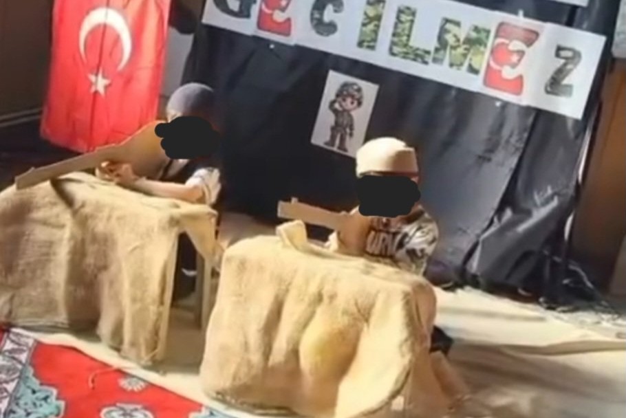 Kinder mit Holzgewehren und türkischer Fahne: Szene aus dem Video der Ditib-Moschee.