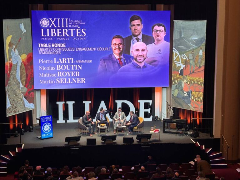 Auf dem Podium des Colloque 2026 in Paris diskutiert Buchautor Martin Sellner mit Nicolas Boutin vom Magazin „Valeurs actuelles“ und Matisse Royer von den französischen Identitären. Foto: JF