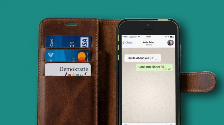 Verdächtiger Chatverlauf (Symbolbild): Eine deutsche „Karen“ (CDU-Bundesfamilienministerin Karin Prien) verteilt über „Demokratie leben!“ Millionen Euro Steuergelder. Foto: JF mit KI generiert